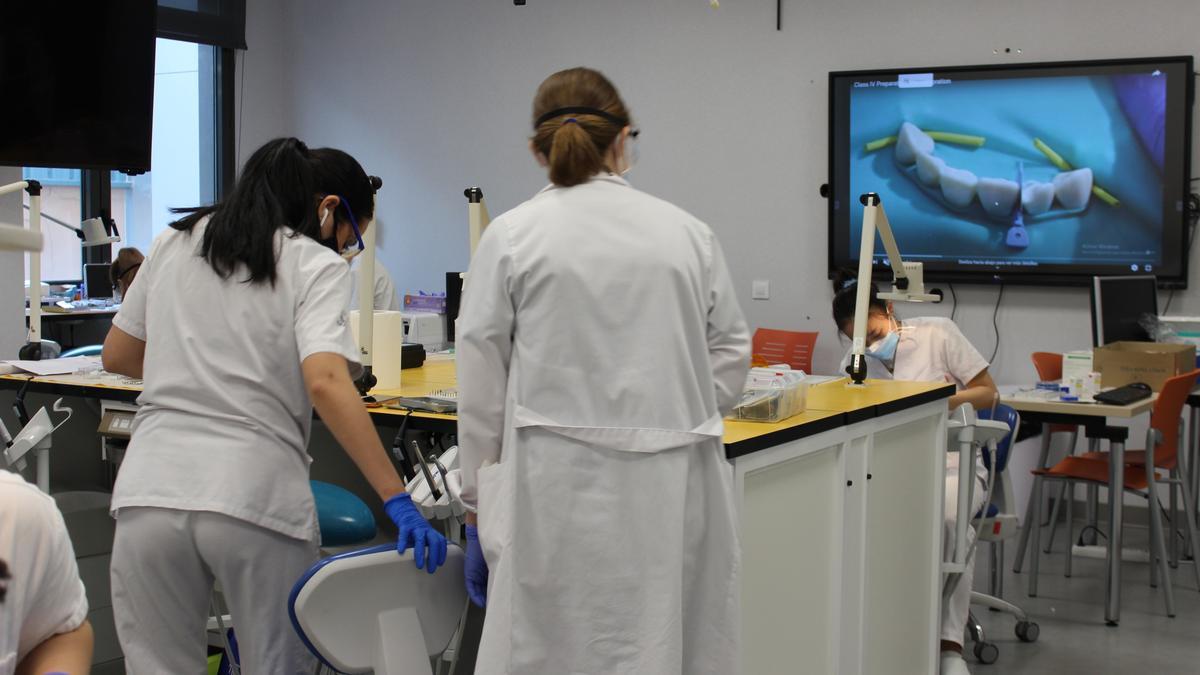 Instalaciones del grado de Odontología del CEU en Valencia.