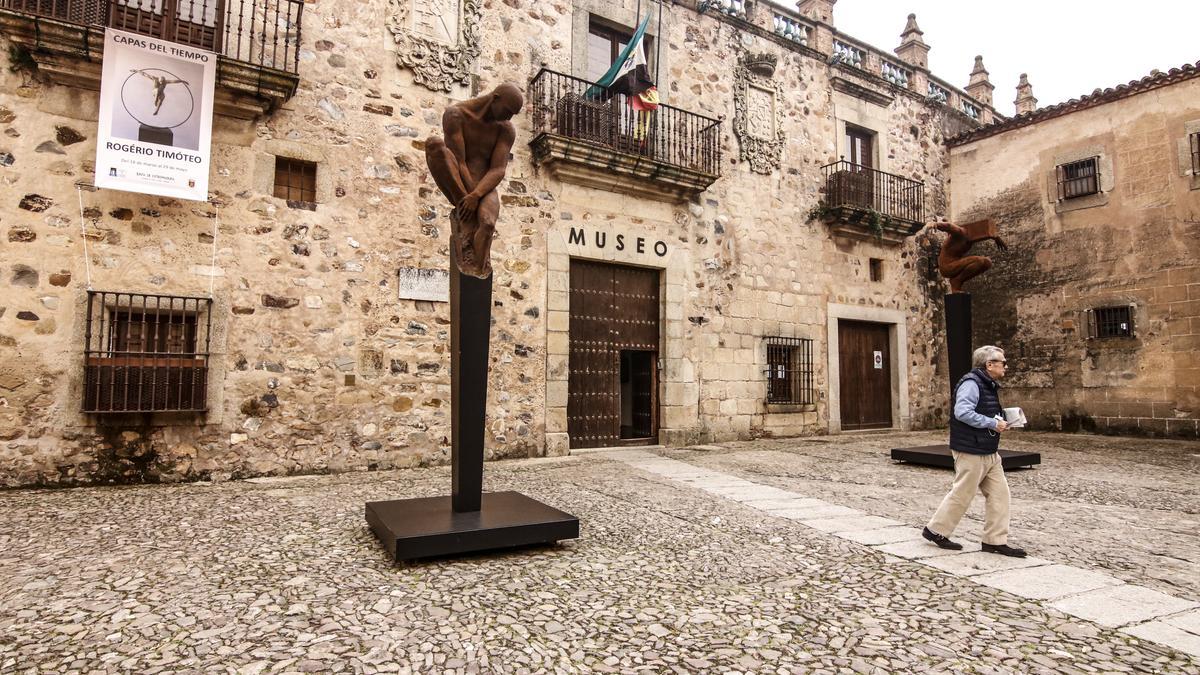 Las esculturas que lucen junto a la puerta del Museo de Cáceres.