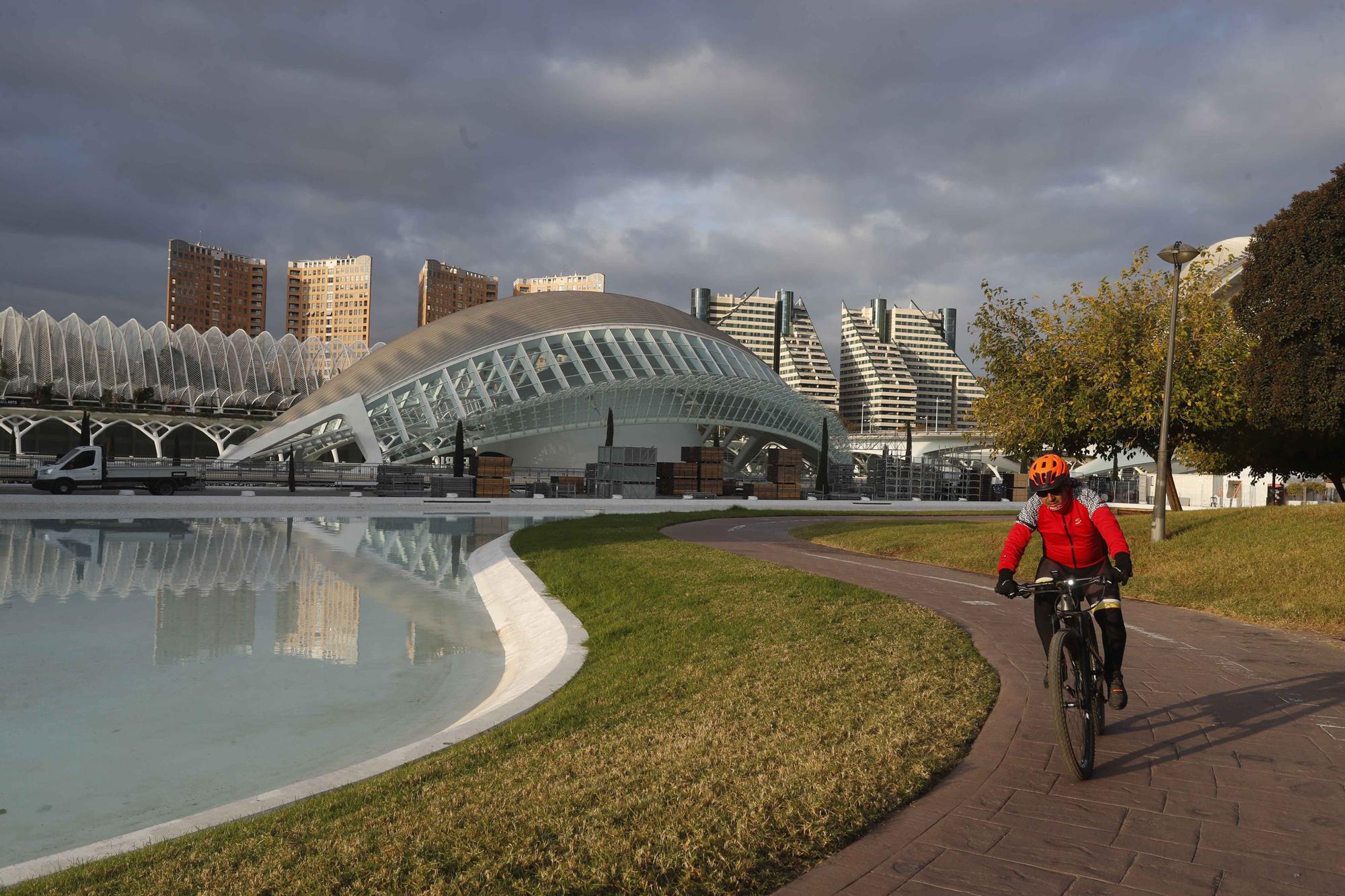 Montaje en la nueva ubicación de la meta de Maratón Valencia Trinidad Alfonso