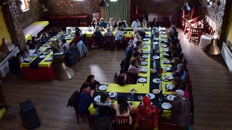 Las mujeres de Pobladura del Valle festejan las águedas