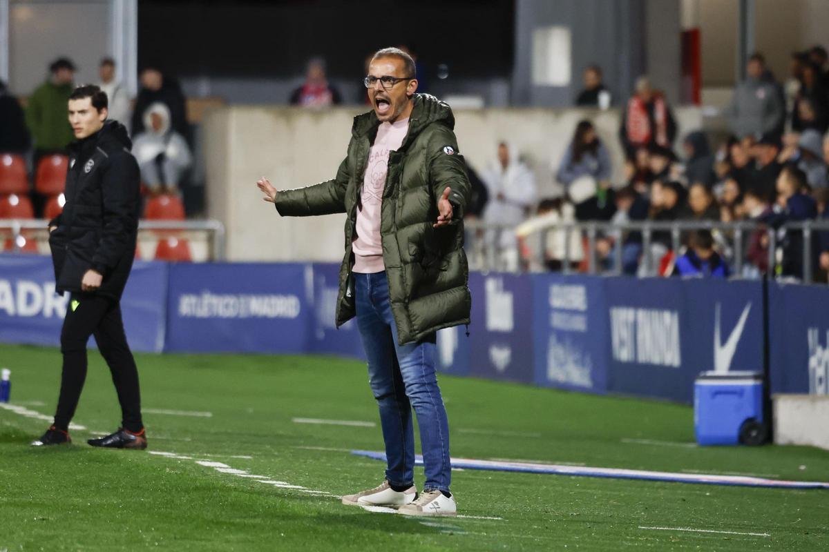 Beto Company da indicaciones durante el Atlético Madrileño-Hércules.