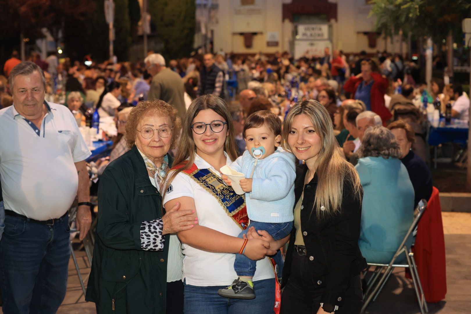 Búscate en la galería de fotos del 'sopar de pa i porta' en las fiestas de Almassora