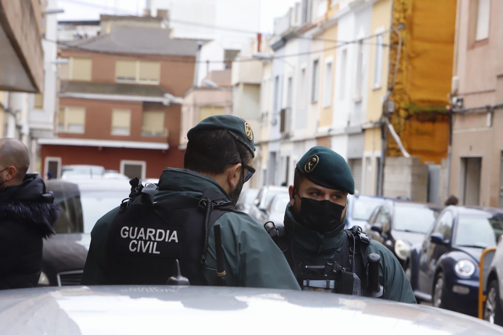 Tensión y gritos de "asesino" a la llegada del parricida de Sueca a declarar ante el juez