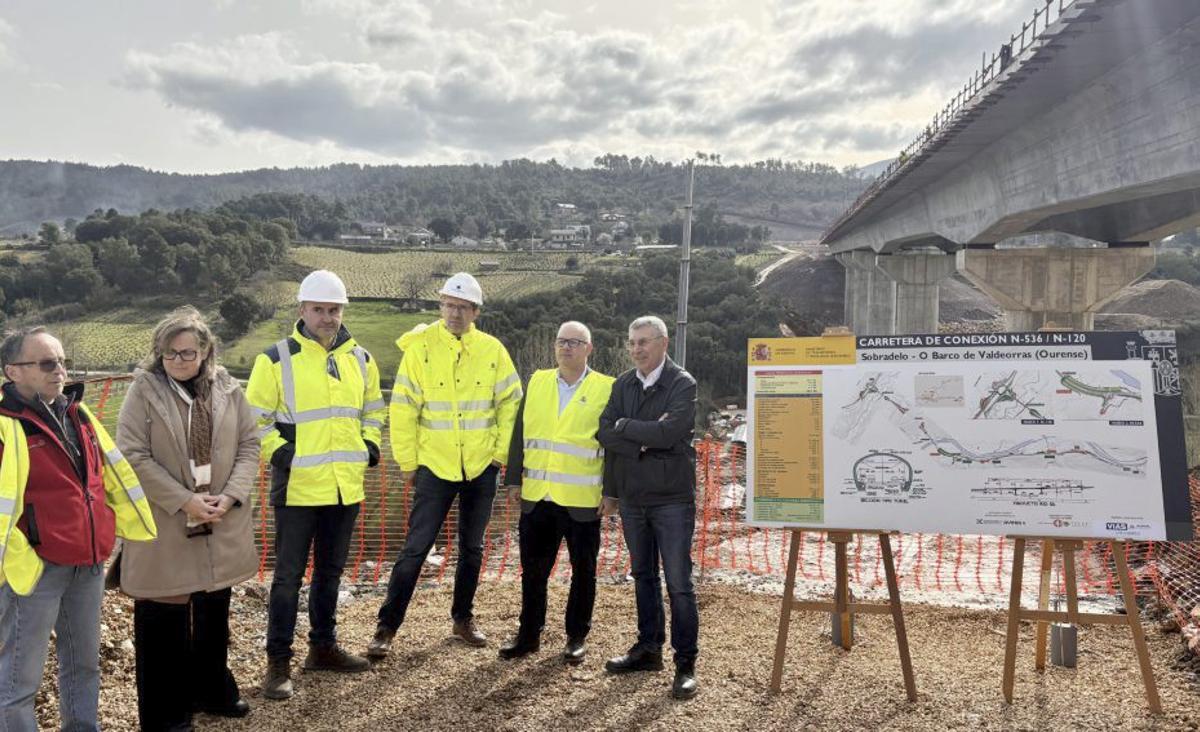 Visita del subdelegado del Gobierno a las obras, ayer. | CEDIDA
