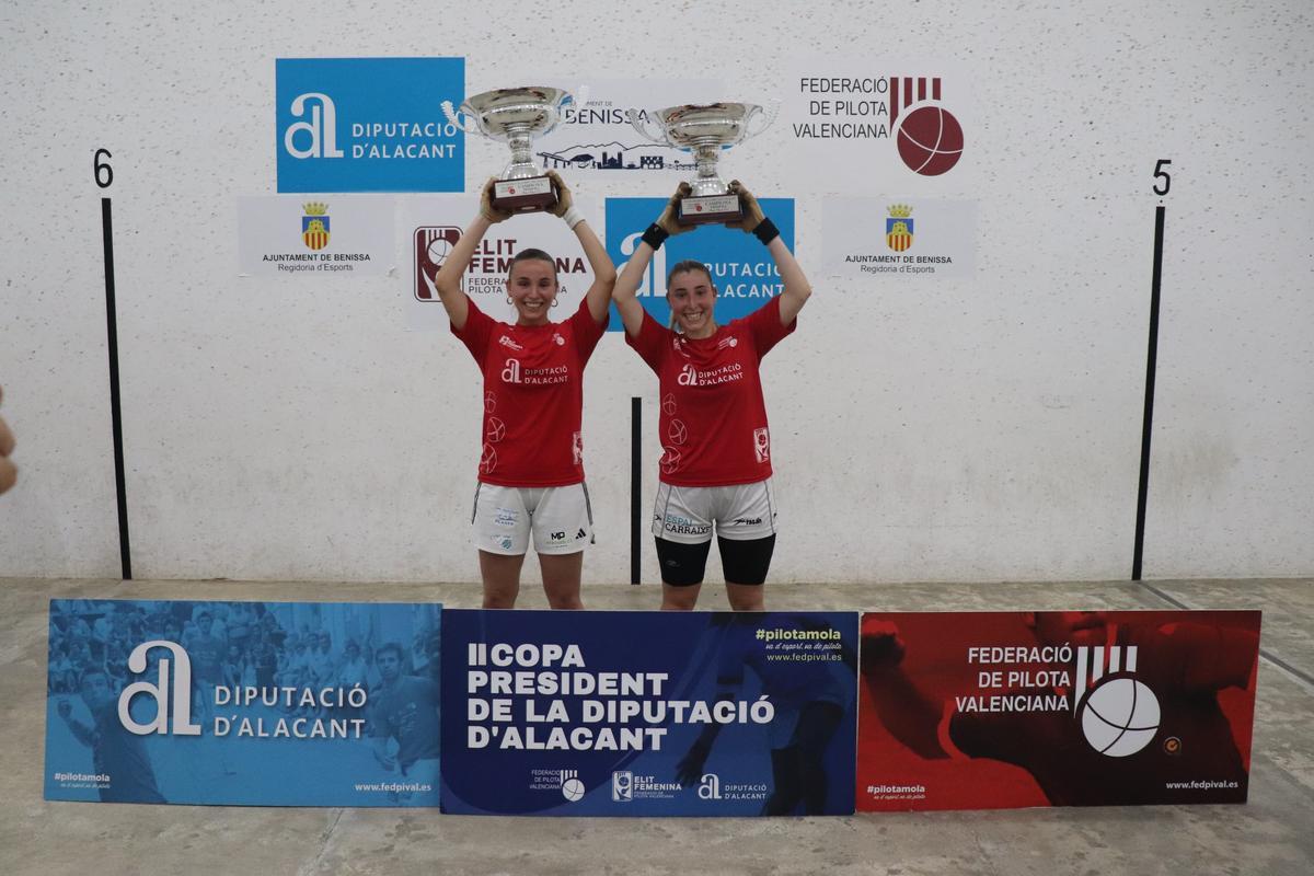 Aida i Amparo, amb el títol de campiones de la II Copa President de la Diputació d'Alacant.