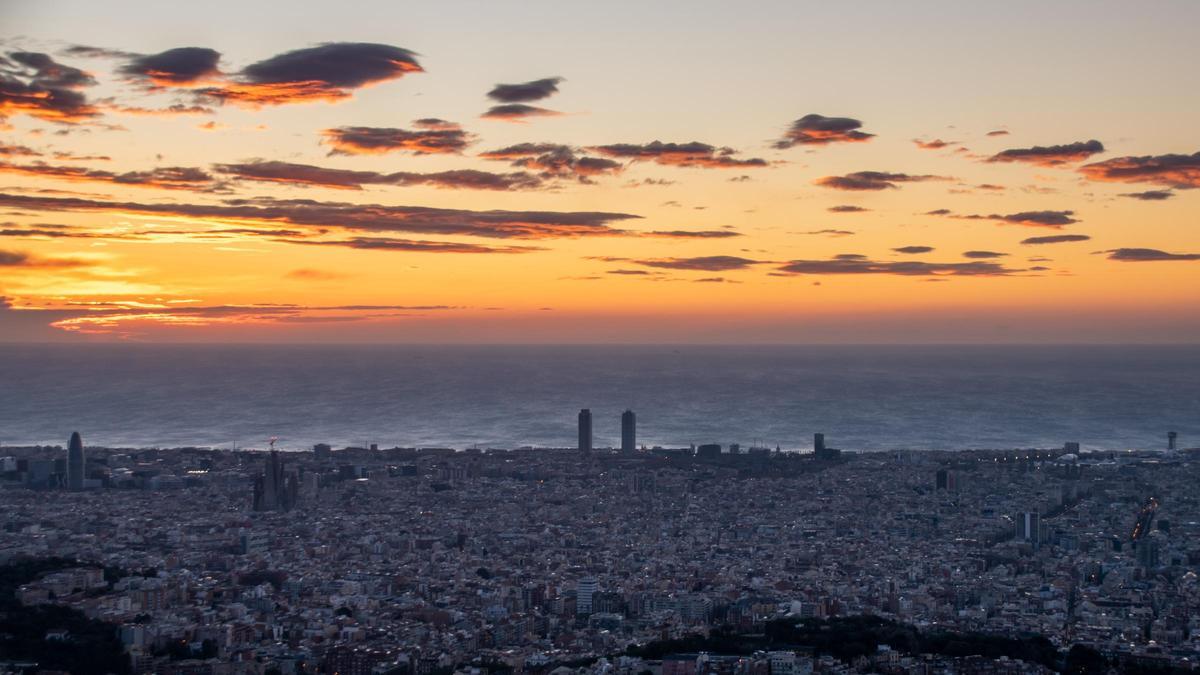 Salida del Sol en Barcelona, el 11 de febrero del 2024, con numerosos altocúmulos lenticulares salpicando el cielo