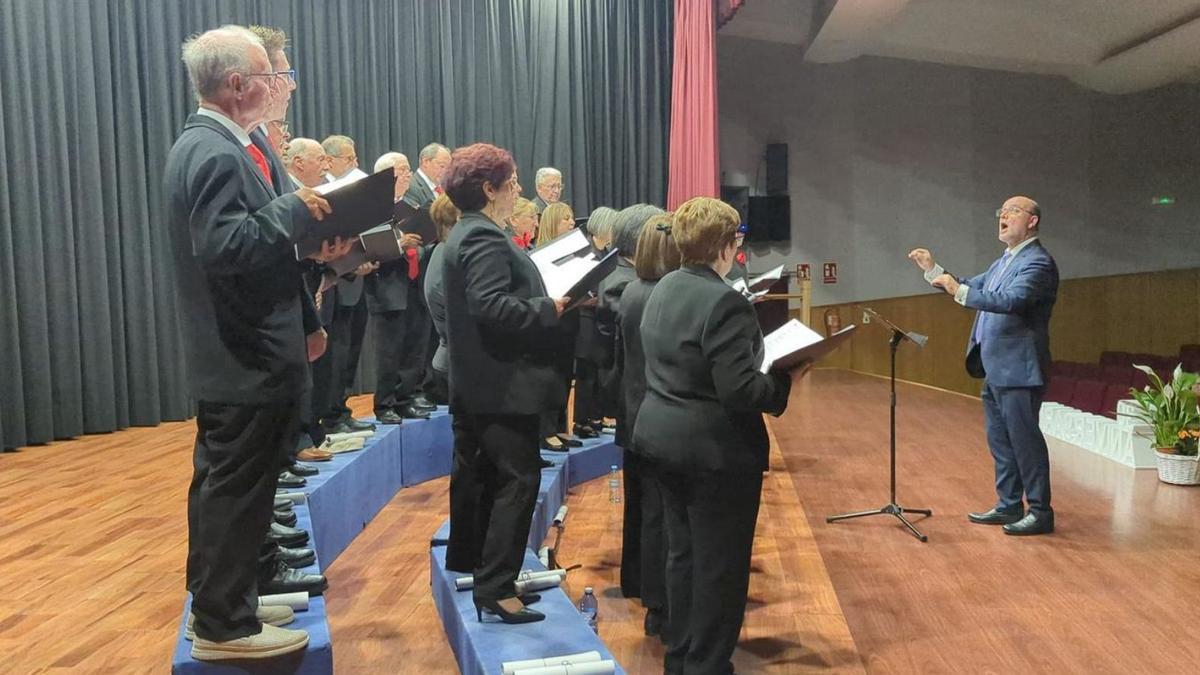 Enrique Viz, durante un dos ensaios da Coral de Piloño.