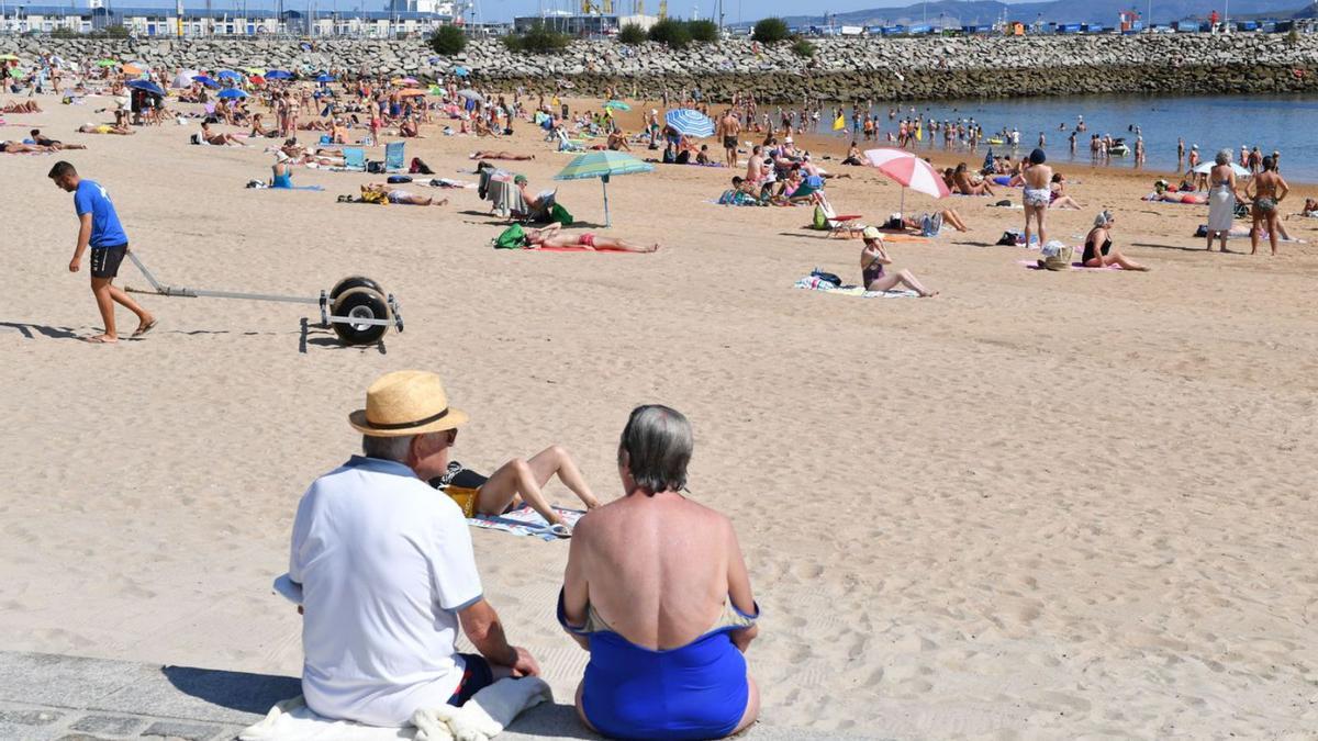 Bañistas en la playa de Oza.