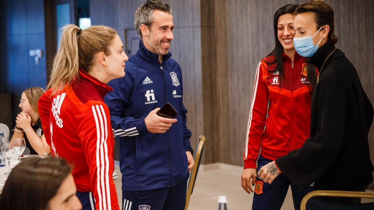 Torrecilla saluda a Alexia Putellas, el seleccionador Jorge Vilda y Jenny Hermoso, durante su visita a la Ciudad Deportiva.