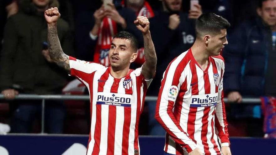 Ángel Correa y Morata celebran el segundo gol del Atlético de Madrid al Villarreal. // Efe