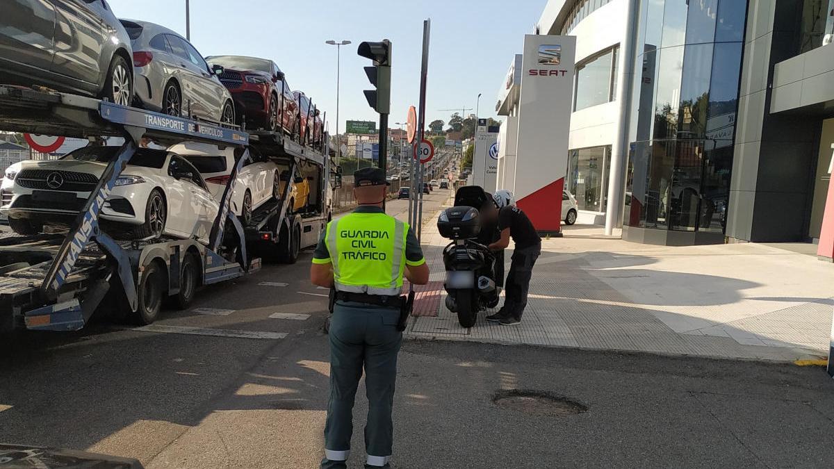 Multado un motorista por utilizar el móvil mientras conducía por la autovía A-55