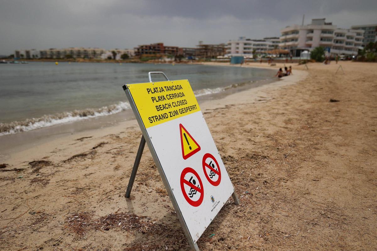 Galería: cerrada al baño la Platja d'en Xinxó por vertidos fecales