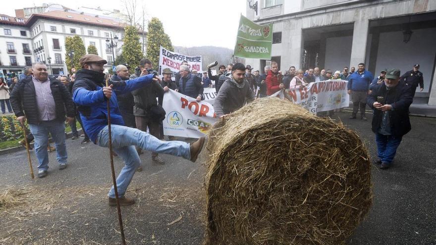 VÍDEO: Tensión en la marcha de los ganaderos asturianos por Oviedo para protestar contra el pacto entre la UE y Mercosur