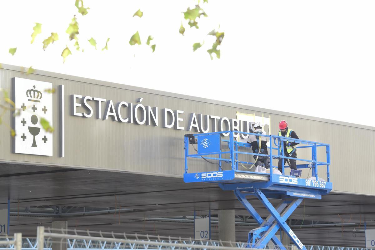 Colocación del cartel de la estación de buses de la futura intermodal, a inicios de esta semana