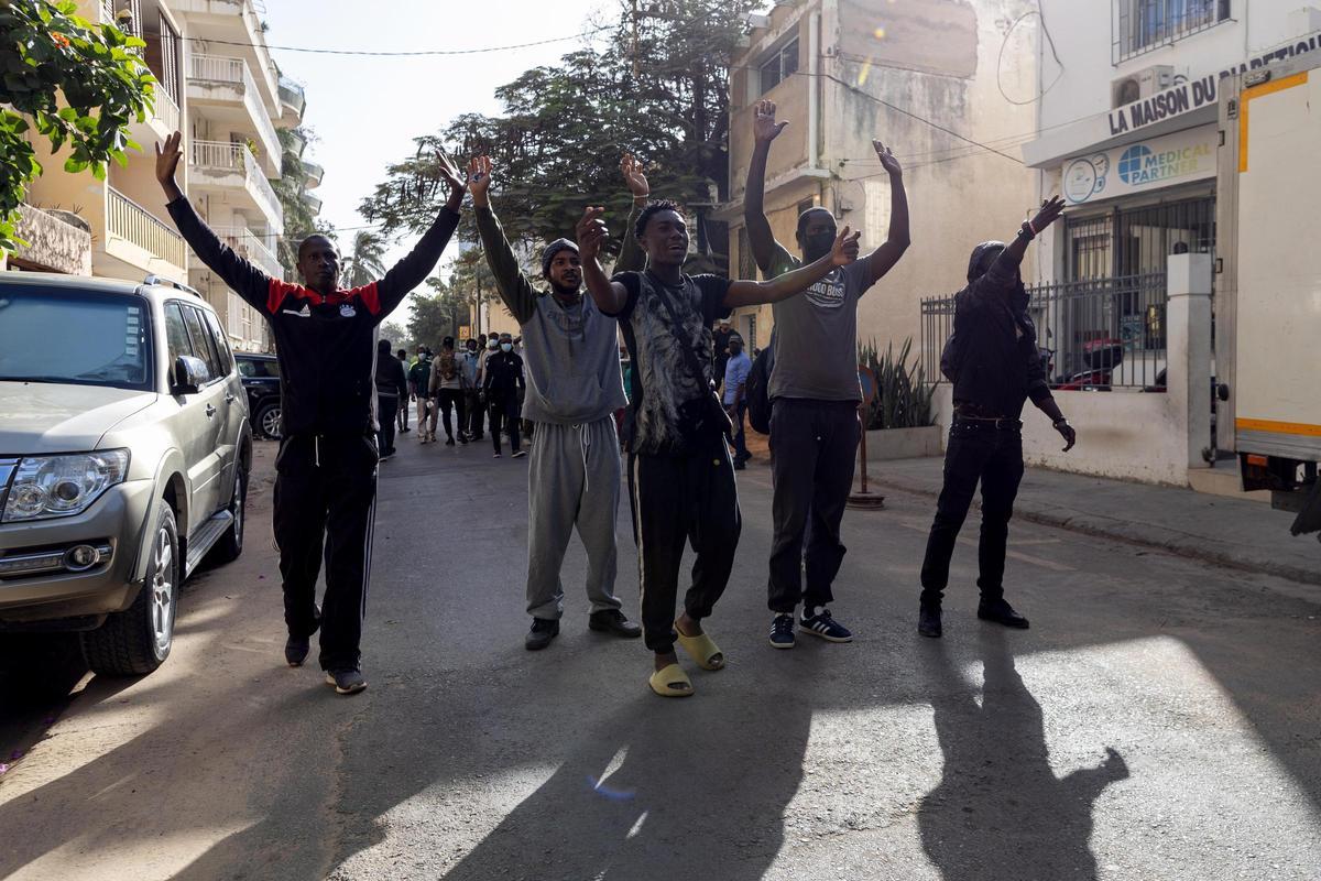 Manifestantes intentan reunirse cerca de la Asamblea Nacional en Dakar, Senegal.