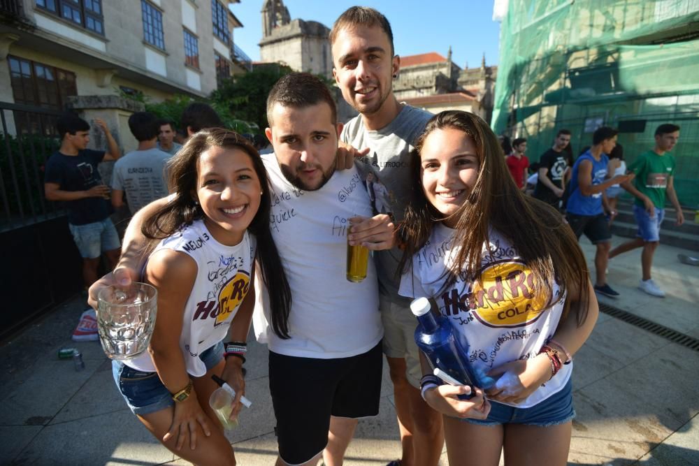 Pistolas de agua, sol, calor, camisetas a juego y botellón para una jornada de diversión en la ciudad del Lérez