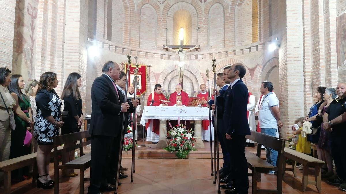 Abades, familiares y sacerdotes durante la misa de fiesta oficiada en la ermita del patrón