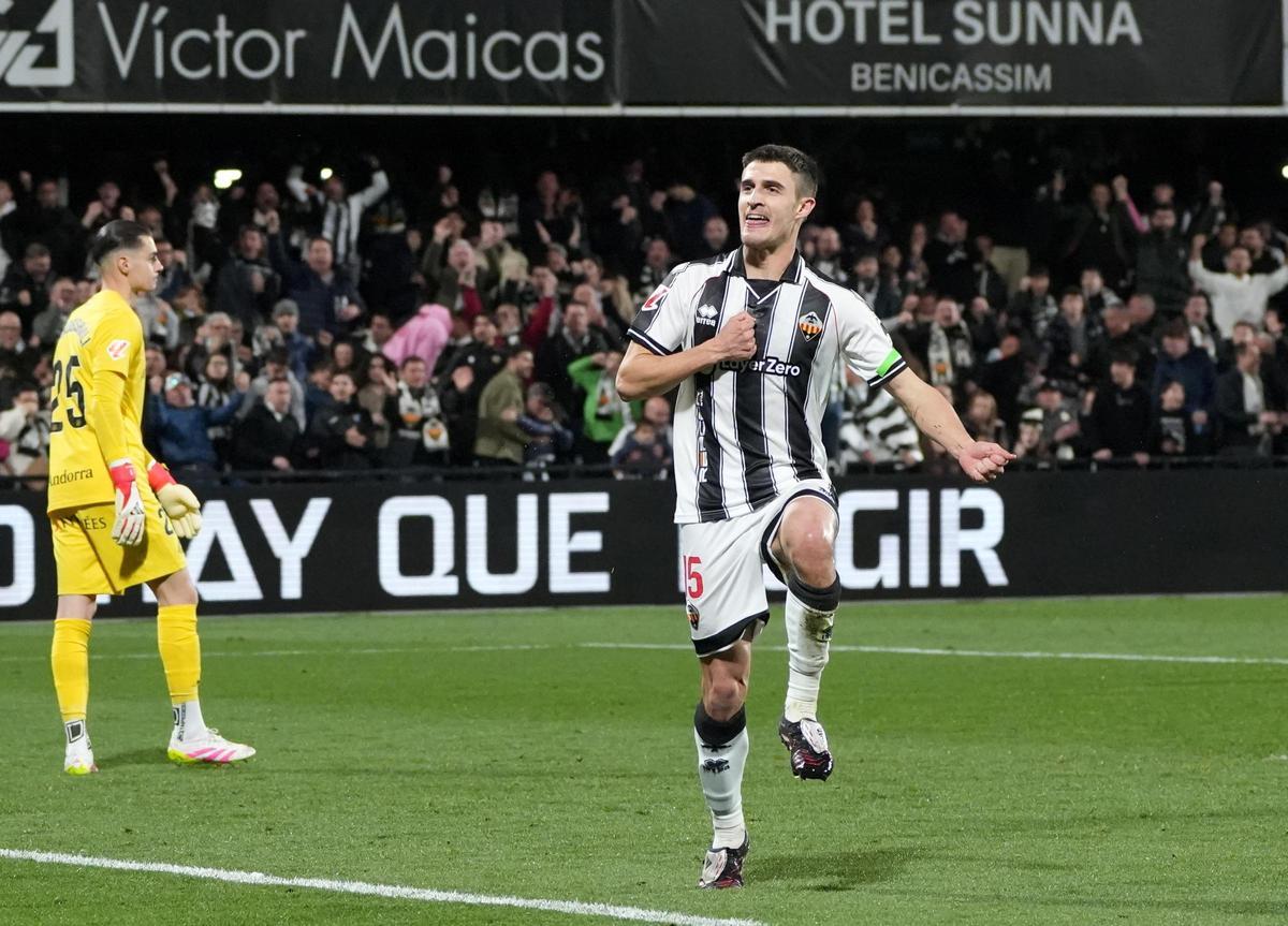Gerenabarrena celebra un gol en el SkyFi Castalia.