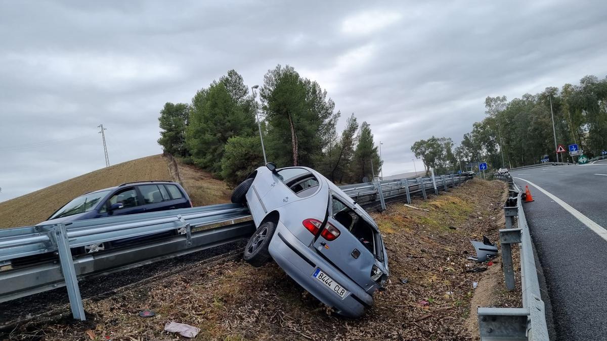 Estado del vehículo atrapado en una mediana de la A-4.