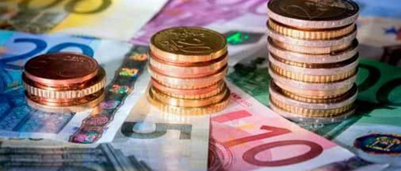 Monedas y billetes que simbolizan los 12.000 euros brutos que se llevará hoy uno de los lectores del periódico.