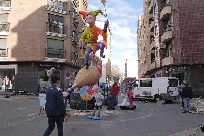 Las nueve comisiones de la Vall d'Uixó sacan sus monumentos a la calle con la 'plantà'