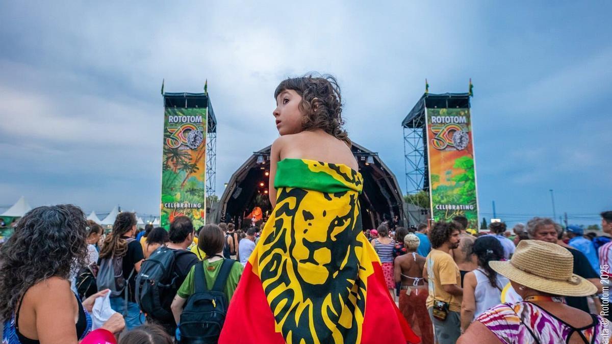 El Rototom Sunsplash de Benicàssim sigue siendo una rareza entre los grandes festivales al proponer una forma temporal de habitar un espacio.