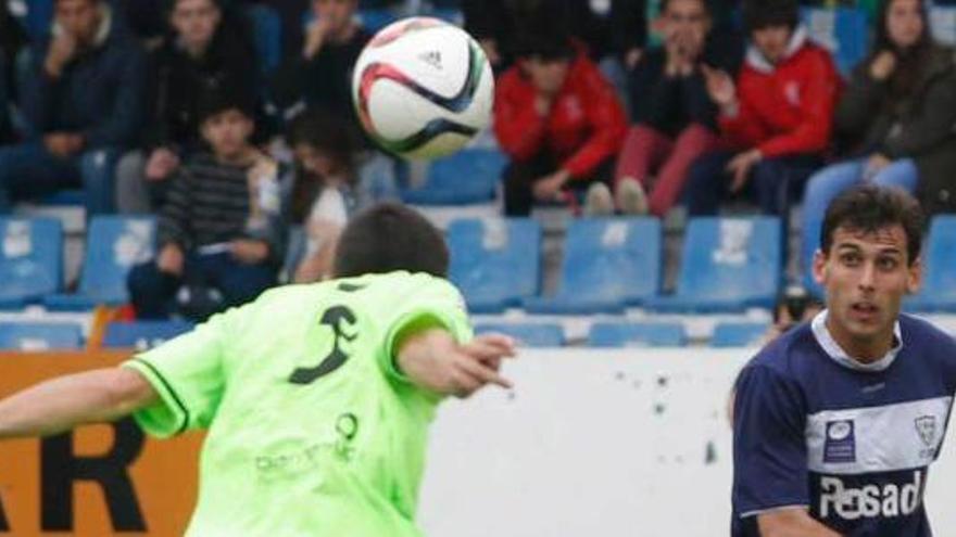 Ricky centra con la oposición de un jugador del Gavà, en Miramar.