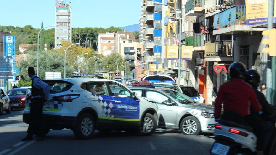 L&#039;home va xocar amb dos patrulles de la policia