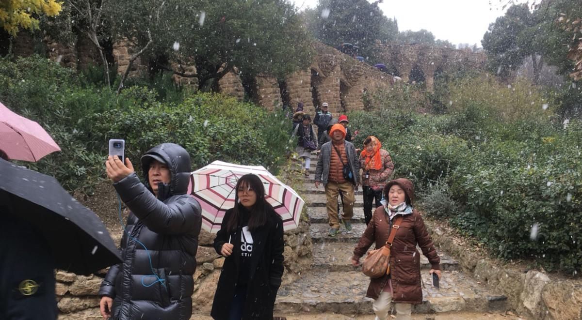 Primers flocs a Barcelona, turistes sorpresos per les precipitacions al Park Güell.