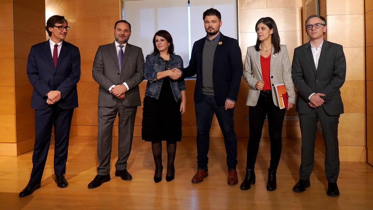 Los negociadores del PSOE: Illa, Ábalos, Lastra, con los representantes de ERC, Rufián, Vilalta y Jové.