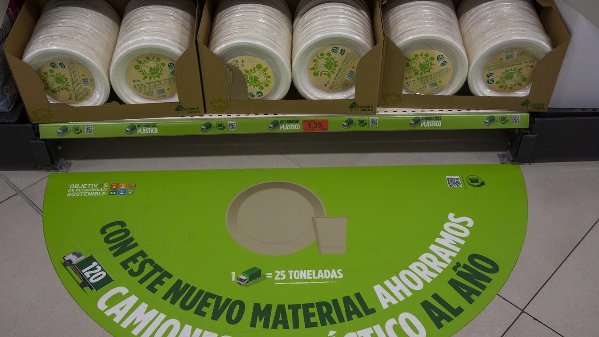 Eliminar desechables de un uso.  La compañía sustituirá los vasos, platos y cubiertos de plástico que vende por otros elaborados con cartón y pulpa de caña de azúcar.