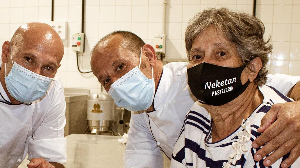 Margarita Sanz junto a dos de sus hijos en el obrador.