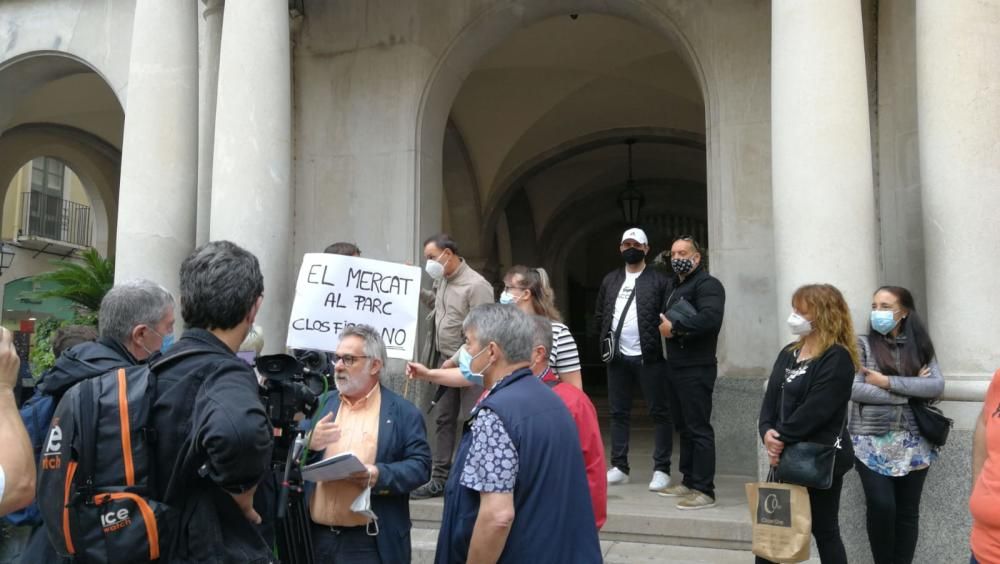 Concentració dels marxants del mercat de la roba