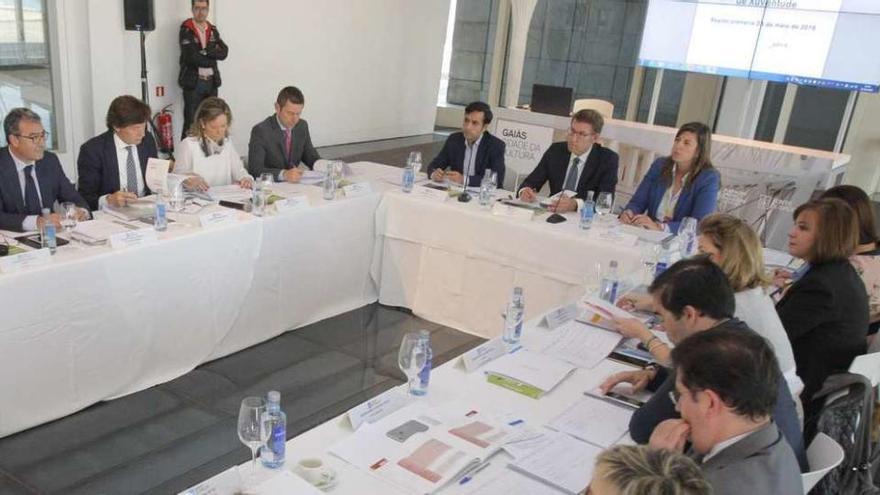 Reunión del Comité Galego de Políticas da Xuventude, presidido por Núñez Feijóo, ayer. // Xoán Álvarez