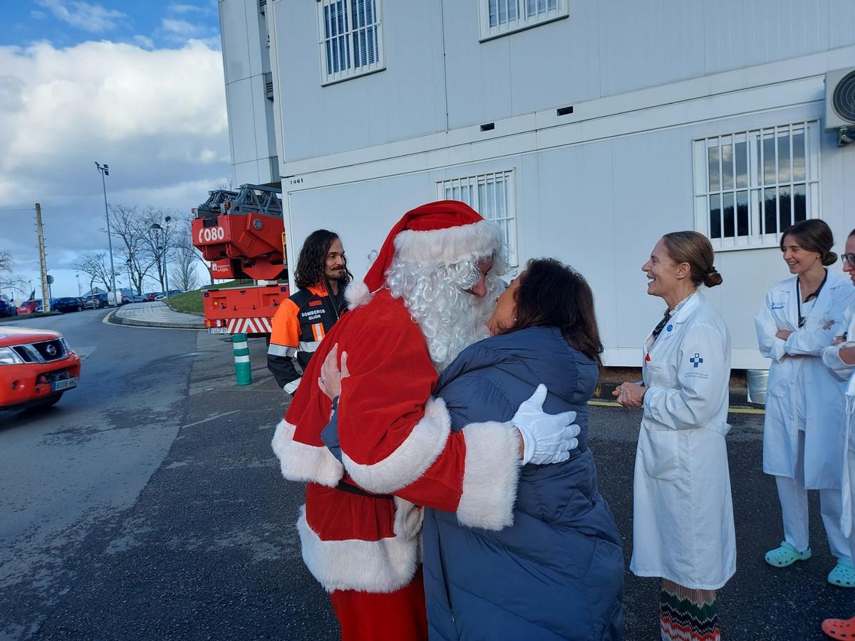 La visita de Papá Noel al Hospital de Cabueñes de Gijón, en imágenes