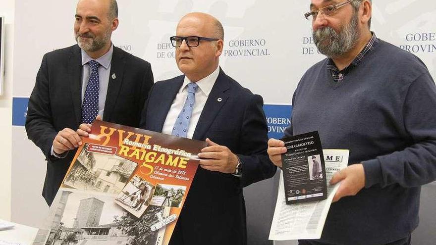 Baltar, con José Luis Ferro y Antonio Piñeiro muestran el cartel de la XVII edición de Raigame. // I.Osorio