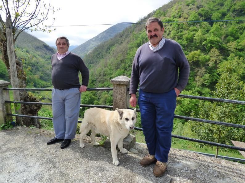 Francisco y Marcelino Frade con su perro “Popy” a la entrada de su casa.