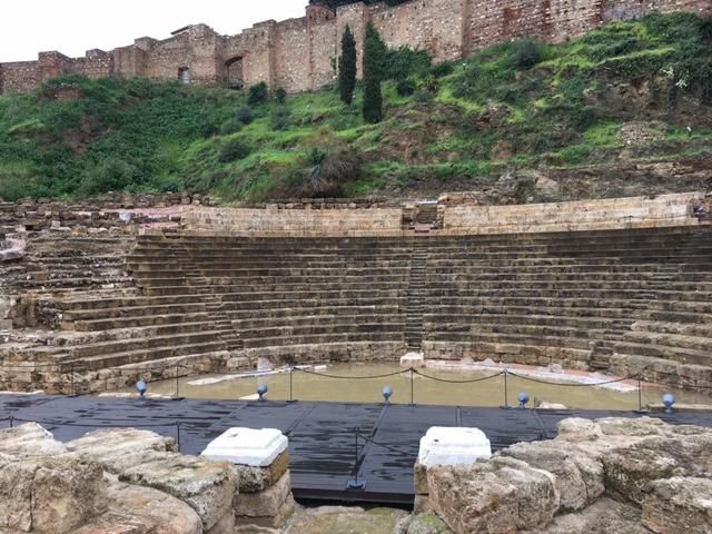 El agua de la lluvia se acumula en el Teatro Romano.