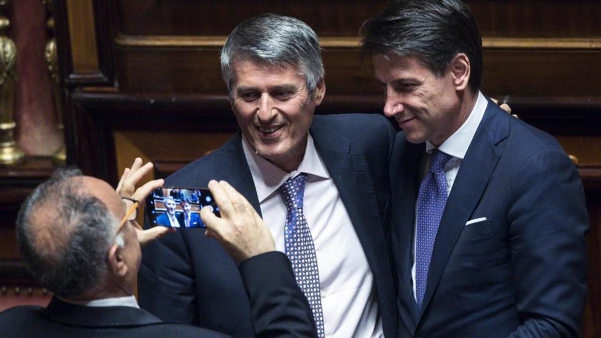 Varios senadores se toman una fotografía con Giuseppe Conte (derecha).