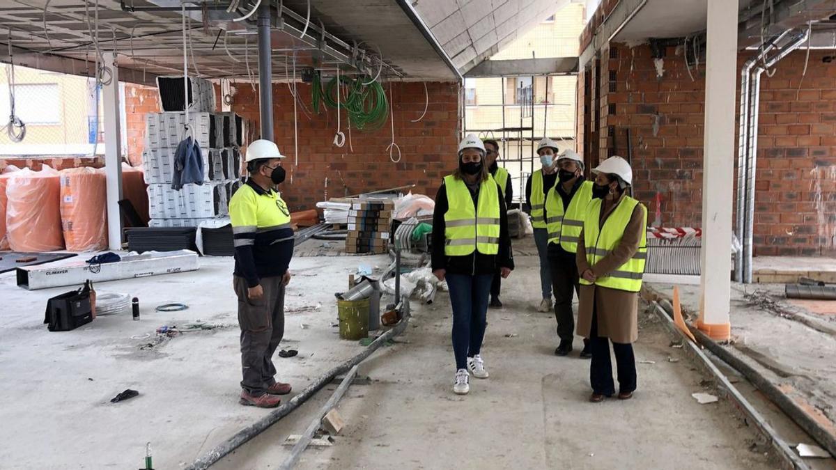 La alcaldesa, Merche Galí, y representantes municipales y de la constructora visitaron ayer las obras del nuevo colegio. | MEDITERRÁNEO