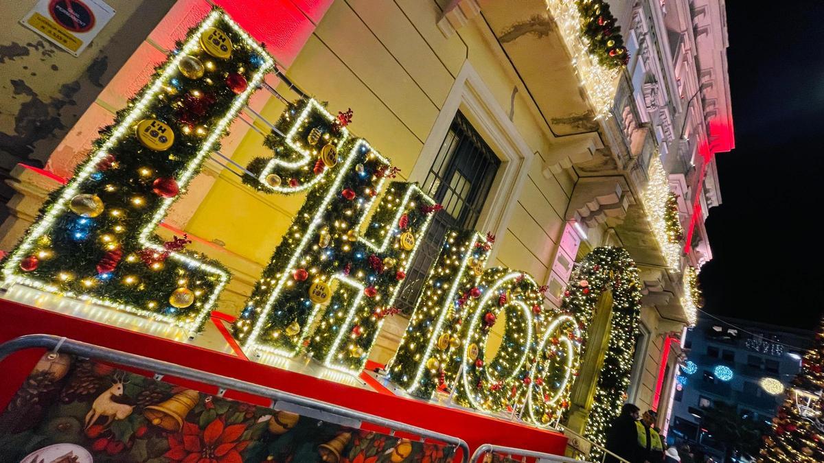 La fachada del Ayuntamiento de L'Hospitalet, iluminada durante las navidades de 2025.