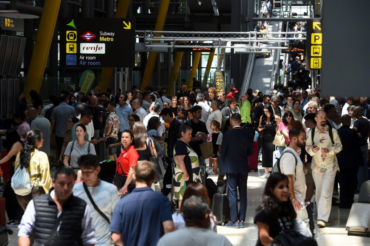 02/07/2025 Pasajeros esperan en la entrada de la Terminal 4 de Barajas durante el colapso por falta de personal, a 2 de julio de 2025, en Madrid (España). Según fuentes consultadas por Europa Press, esta congestión se viene dando ya desde hace unos días, pero hoy ha alcanzado el pico máximo con retrasos de hasta 60 minutos, lo que ha provocado que algunos pasajeros lleguen a perder su vuelo. POLITICA Gustavo Valiente - Europa Press
