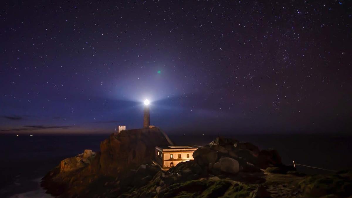 Imagen nocturna del faro de Cabo Vilán.