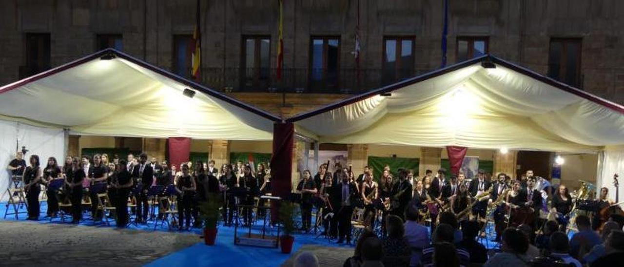 Los 76 músicos de la Banda de Beade tras su actuación, el pasado fin de semana, en Benavente.   | // FDV