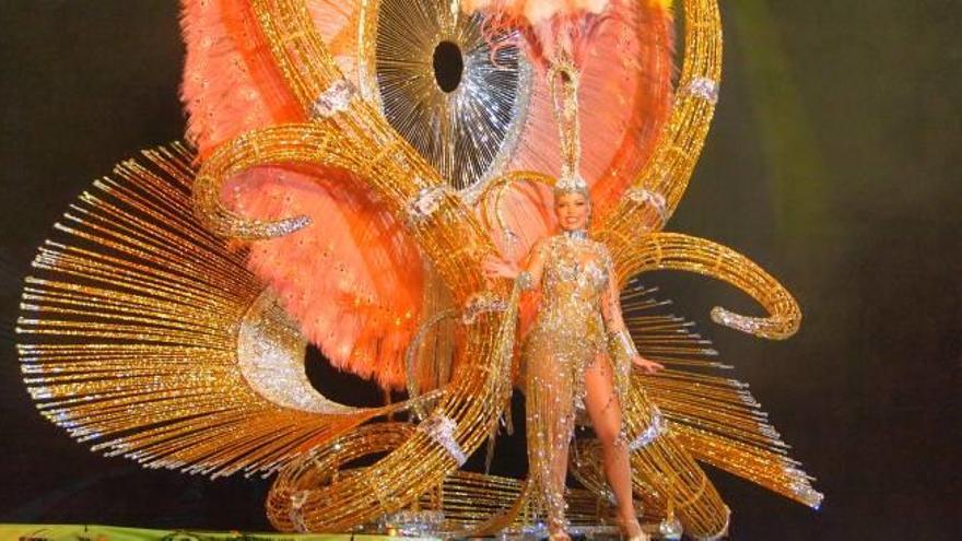 La coronación de las reinas da paso  al pregón del Carnaval de Torrevieja