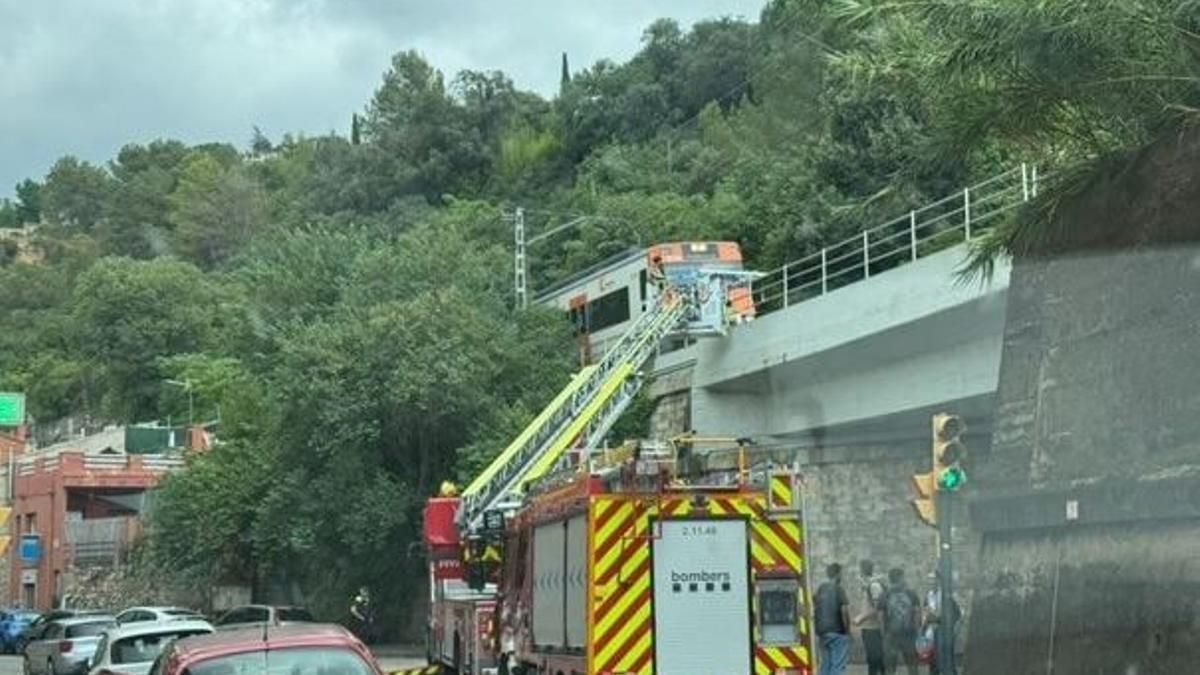 Bombers i serveis d’emergència intervenint en un tram de via a Girona on un home ha estat atropellat.