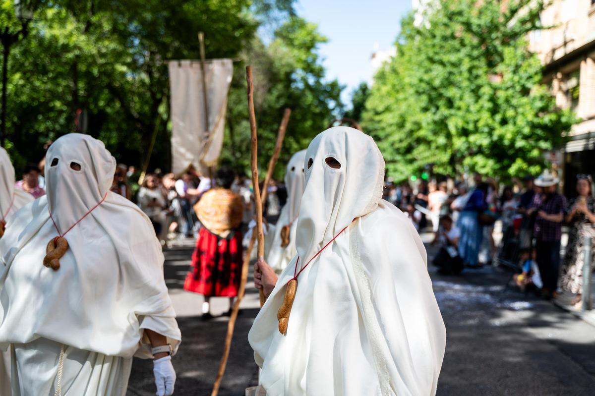 Fotogalería | Las imágenes de Jato: el desfile de los festejos de la provincia de Cáceres llena Cánovas con su colorido flolclórico