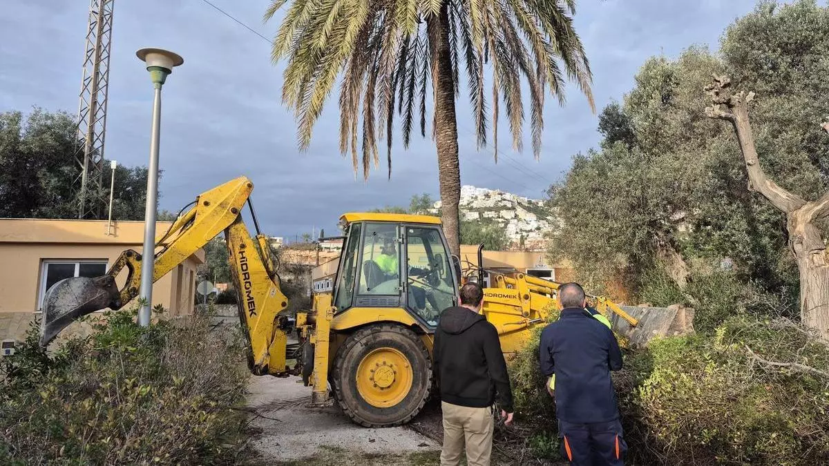 Peñíscola inicia la limpieza del antiguo cámping para crear un nuevo aparcamiento