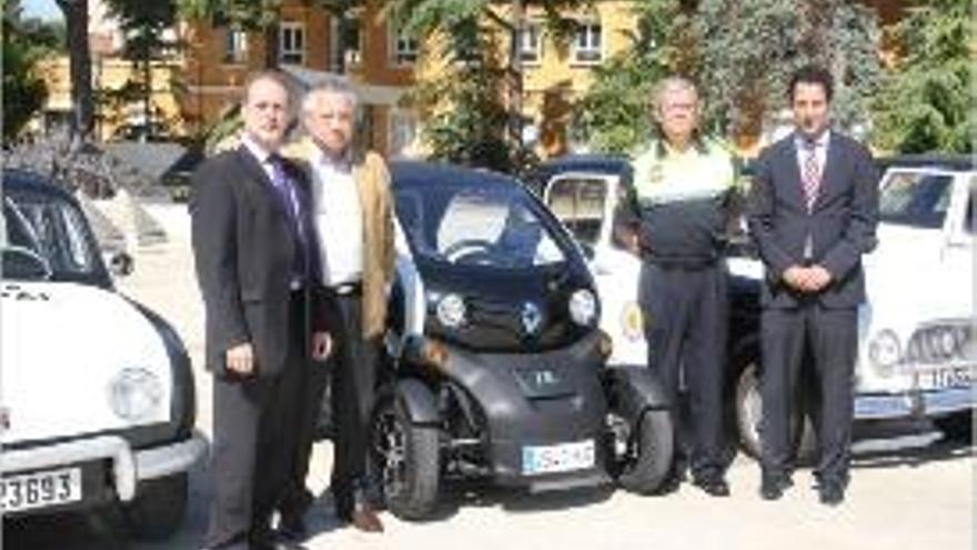 El Renault &quot;Twizy&quot; eléctrico entre coches de época.