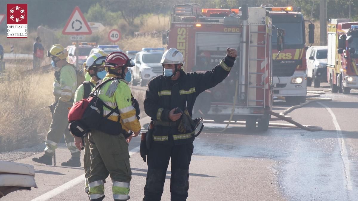 Incendio tras caer un camión por un barranco en l'Alcora